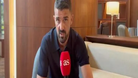 瓜迪奥拉赛后握手致谢主裁，竖拇指点赞其公正裁决